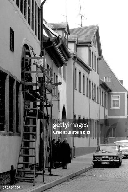 Der frisch sanierte historische Eingang zum Geburtshaus des Reformators Martin Luther in der Lutherstadt Eisleben wird von einem Maler farbig...