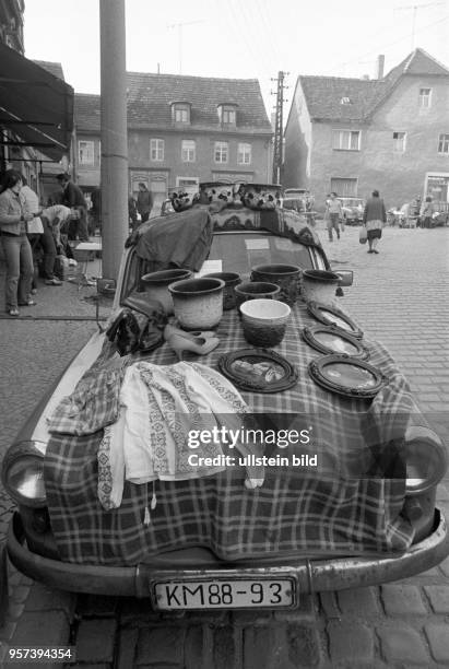 Bekleidung, Damenschuhe, Bilder samt Rahmen sowie Übertöpfe werden an diesem "Stand" auf einem Flohmarkt in Gerbstedt in der Kupferbergbau-Region...