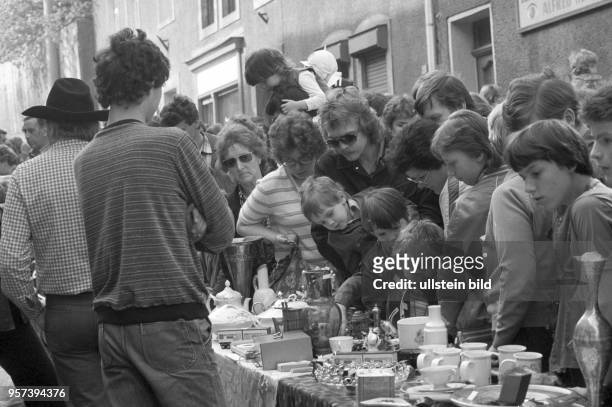 In Gerbstedt in der Kupferbergbau-Region Mansfelder Land findet ein Flohmarkt statt und die Menschen strömen in Massen herbei, aufgenommen im Mai...