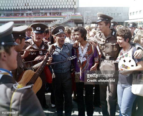 Soldaten der Nationalen Volksarmee der DDR singen mit Passanten und Gästen anläßlich der X.Weltfestsiele der Jugend und Studenten im August 1973 in...