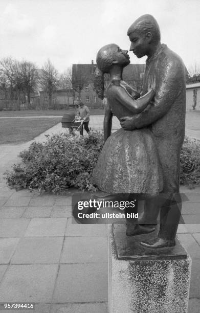 Das moderne Stadtzentrum von Schwedt an der Oder - hier steht die Plastik " Liebespaar " von Axel Schulz, aufgenommen 1984. Foto : Reinhard Kaufhold