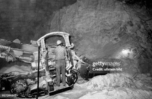 Im Salzbergwerk Bernburg wird seit 1968 Steinsalz gefördert. Der unterirdische Abbau im Salzstock erfolgt vorwiegend in Kammern, die mittels...