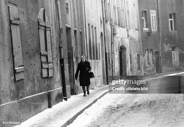 Tristesse in der Altstadt von Bautzen, aufgenommen im Winter 1977. Fensterläden sind verschlossen, die Fassaden der alten Häuser sind grau und...