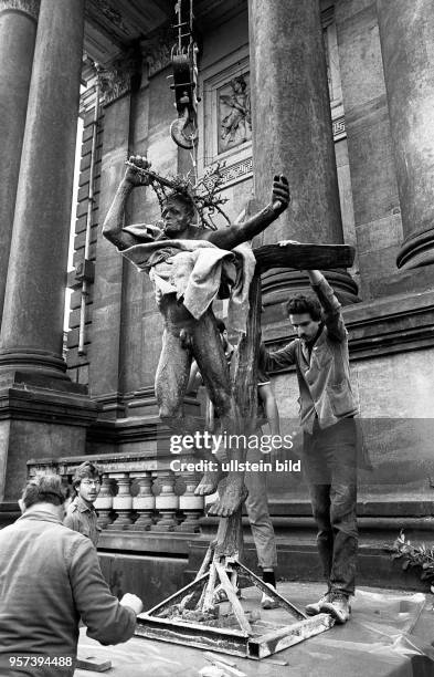 Vor dem Albertinum in Dresden wird am die Plastik "Auferstehender" des Bildhauers Fritz Cremer abgeladen, die auf der X. Kunstausstellung vom 03....