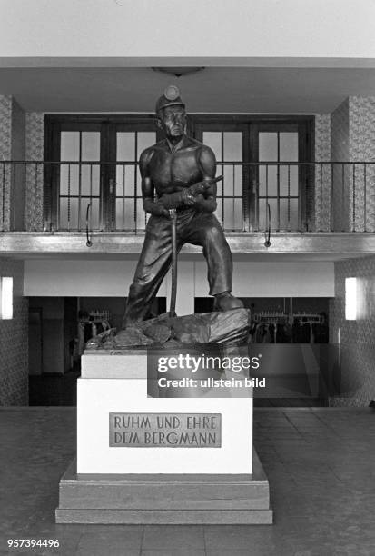 Die auf einem Sockel stehende Skulptur zeigt einen Bergarbeiter bei der Arbeit, aufgenommen im März 1982 in der Bergbauschule in der Lutherstadt...