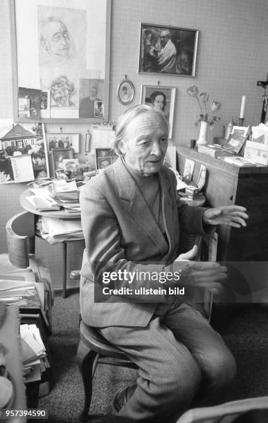 Der Dresdner Maler Theodor Rosenhauer, aufgenommen im Juni 1988 in seiner Wohnung in Dresden-Trachau. Rosenhauer starb am 14. Juni 1996 im Alter von...