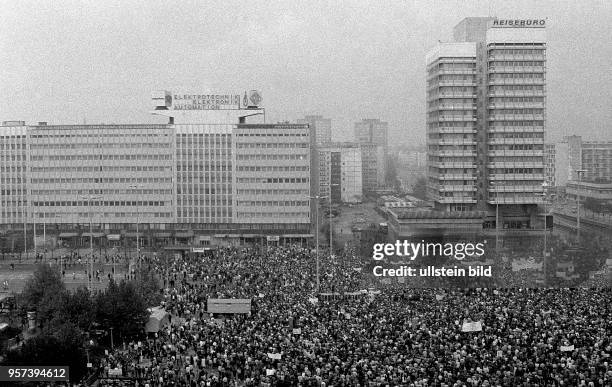 Nahezu eine Million Bürger versammeln sich am auf dem Berliner Alexanderplatz - links das Haus der Elektrotechnik , rechts das Haus des Reisens - und...