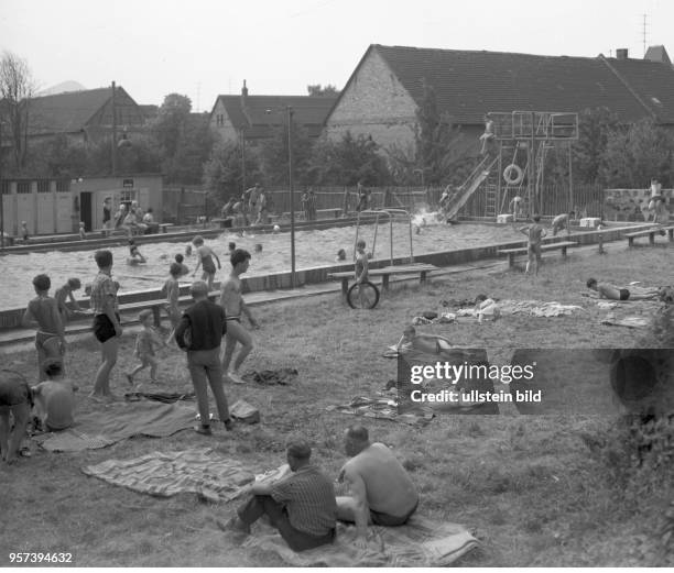 Alt und Jung im Freibad im Gemeindeverband Polleben, Kreis Eisleben, aufgenommen im Sommern 1966.