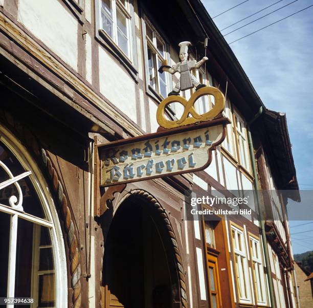 Eine Bäckerei in einem Fachwerkhaus in der Altstadt von Stolberg im Harz, aufgenommen im Juni 1972.