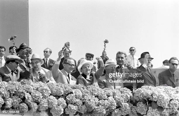 Winkende SED-Funktionäre auf der Ehrentribüne zur 1. Mai Demonstration in der Straße Unter den Linden in Berlin , aufgenommen am . V.l. Hermann Axen,...