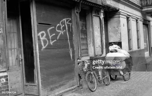 Der Ostberliner Stadtteil Prenzlauer Berg im Wendejahr 1990 - an einem geschlossenen Laden einer Bäckerei steht der Schriftzug " Besetzt ",...