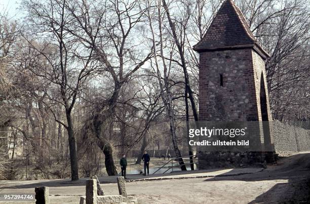 Der Bernauer Stadtpark mit der Stadtmauer und Wiekhaus lädt zu jeder Jahreszeit zum spazieren gehen ein, aufgenommen 1965.