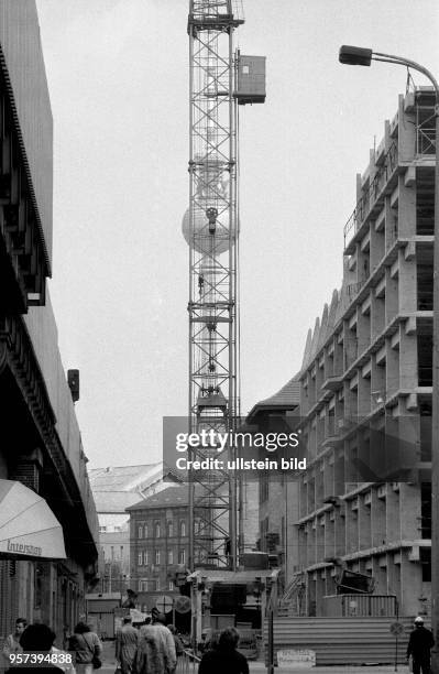 Noch beginnend in den letzten Jahren der DDR werden von 1988 bis 1996 entlang der Friedrichstraße mehrere große Geschäftsneubauten errichtet, hier...