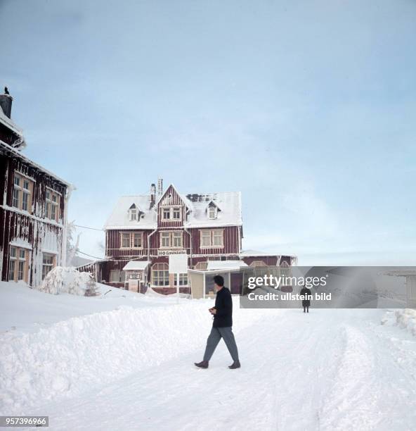 Tief verschneit liegen HO-Gaststätte und andere Gebäude auf dem Großen Inselsberg bei Tabarz im Thüringer Wald, aufgenommen im Januar 1968.