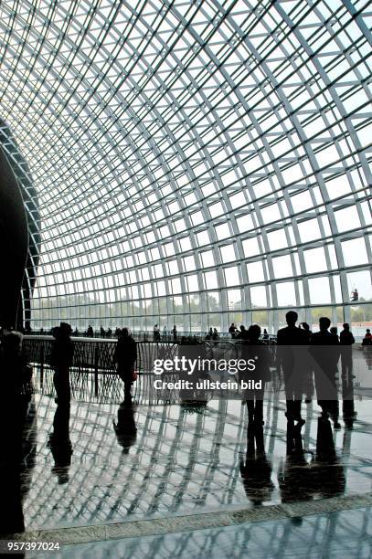 Das Nationaltheater, hinter der Großen Halle des Volkes gelegen, ist eines der imposanten neuen Meisterstücke der Architektur in Peking, aufgenommen...