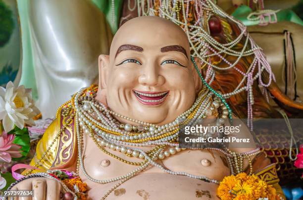 budai: the laughing chinese monk of chiang mai, thailand - shichi fukujin stockfoto's en -beelden