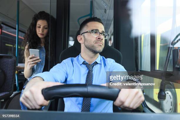 仕事でバスの運転手 - バス運転手 ストックフォトと画像