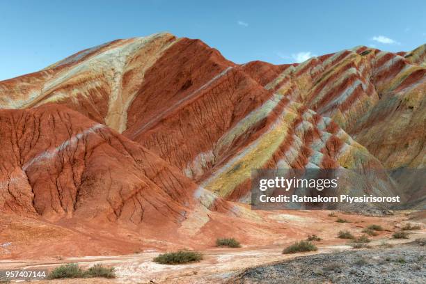 zhangye danxia national geopark, gansu, china. colorful landscape of rainbow mountains. walking paths around sandstone rock formation at zhangye national geological park. - zhangye - fotografias e filmes do acervo