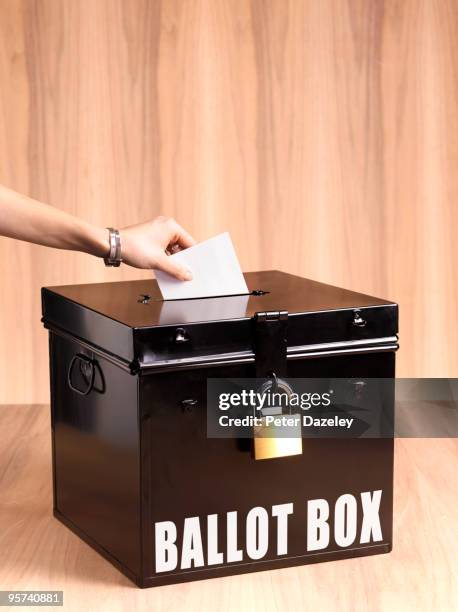 teenager voting for first time - stembus stockfoto's en -beelden