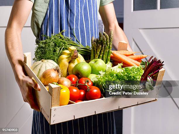 man delivering fruit and vegetable box. - fruta fotografías e imágenes de stock
