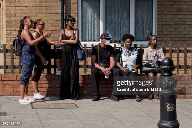 London,UK. 14th June 2017.Local residents looking for vicims of the environmental chaos helped by the Methodist church.© Julio Etchart/Alamy Live News