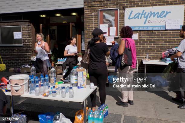 London,UK. 14th June 2017.Local residents looking for vicims of the environmental chaos helped by the Methodist church© Julio Etchart/Alamy Live News