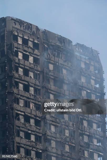 London,UK. 14th June 2017. View of smouldering remnants of Grenfell Tower in West London,UK.© Julio Etchart/Alamy Live News