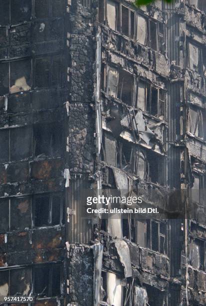 London,UK. 14th June 2017. View of smouldering remnants of Grenfell Tower in West London,UK.© Julio Etchart/Alamy Live News