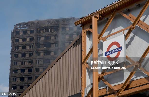London,UK. 14th June 2017. View of smouldering remnants of Grenfell Tower in West London,UK.© Julio Etchart/Alamy Live News
