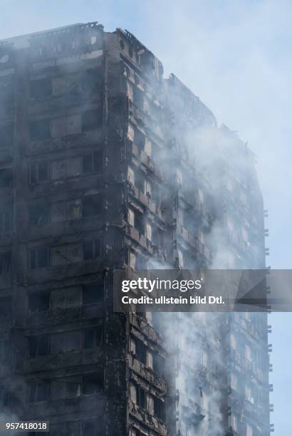 London,UK. 14th June 2017. View of smouldering remnants of Grenfell Tower in West London,UK.© Julio Etchart/Alamy Live News