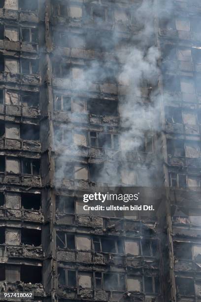 London,UK. 14th June 2017. View of smouldering remnants of Grenfell Tower in West London,UK.© Julio Etchart/Alamy Live News