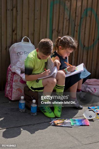 London,UK. 14th June 2017.Children drawing and playing in the streets awaiting news of the fate of their neighblours near Grenfell Tower,London,UK.©...