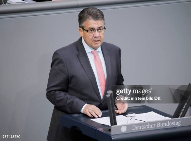 Sigmar Gabriel, SPD- Außenminister, Deutschland, Berlin, Bundestag / Plenum, 2. Juni 2017 , Bundeswehreinsatz im Mittelmeer