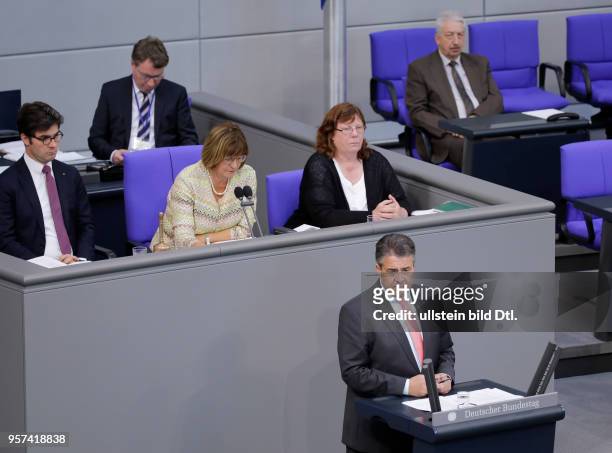 Sigmar Gabriel, SPD- Außenminister, Deutschland, Berlin, Bundestag / Plenum, 2. Juni 2017 , Bundeswehreinsatz im Mittelmeer
