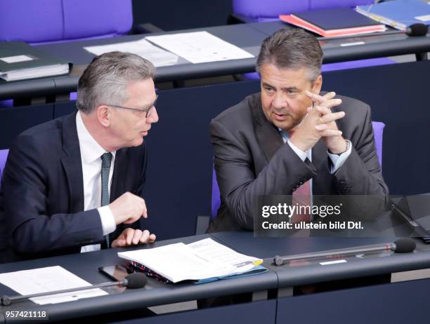 Innenminister Thomas de Maiziere, Sigmar Gabriel, Bundesminister des Auswärtigen, Deutschland, Berlin, Bundestag / Plenum, 2. Juni 2017