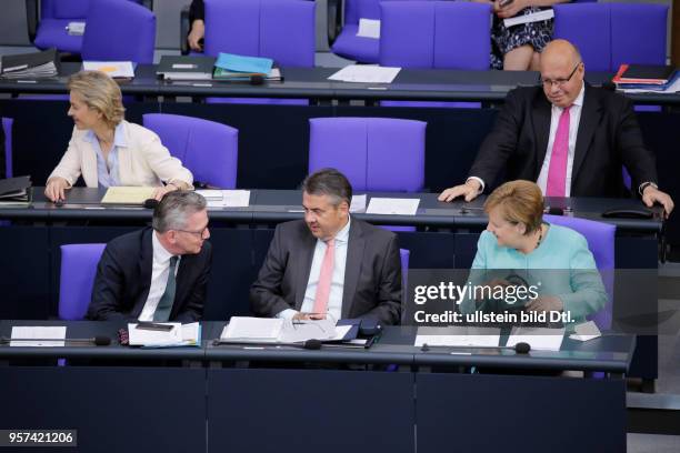 Innenminister Thomas de Maiziere, Sigmar Gabriel, Bundesminister des Auswärtigen, Bundeskanzlerin Angela Merkel, Deutschland, Berlin, Bundestag /...