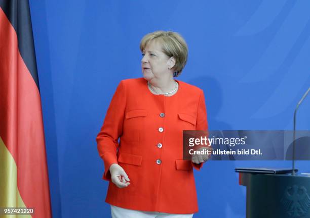 Bundeskanzlerin Angela Merkel, Deutschland, Berlin, Bundeskanzleramt, Übergabe des Jahresberichts 2017 des Nationalen Normenkontrollrates an BK'in...
