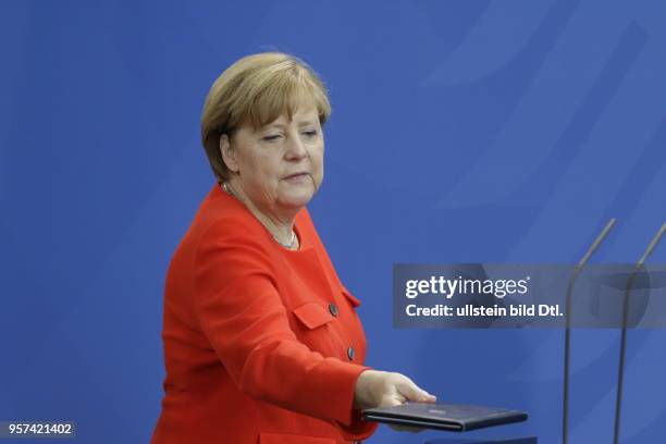 Bundeskanzlerin Angela Merkel, Deutschland, Berlin, Bundeskanzleramt, Übergabe des Jahresberichts 2017 des Nationalen Normenkontrollrates an BK'in...