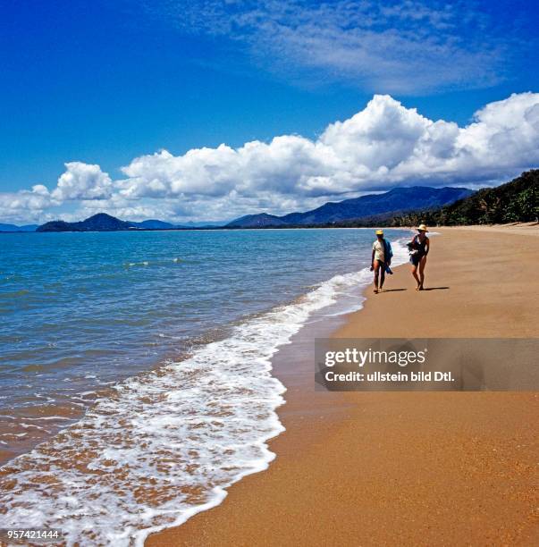 Noch kaum entdeckt, menschenleerer Traumstrand am Indischen Ozean mit feinem Sand im tropischen Norden Australiens