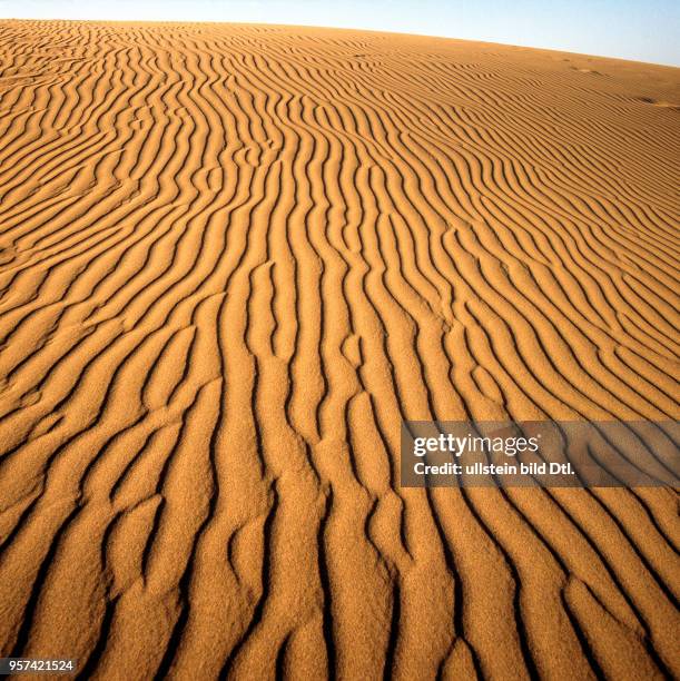 Durch Wind geformte Riffelduenen im Sandmeer der Sahara in Nordafrika