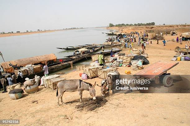 koulikoro market - niger river stock pictures, royalty-free photos & images