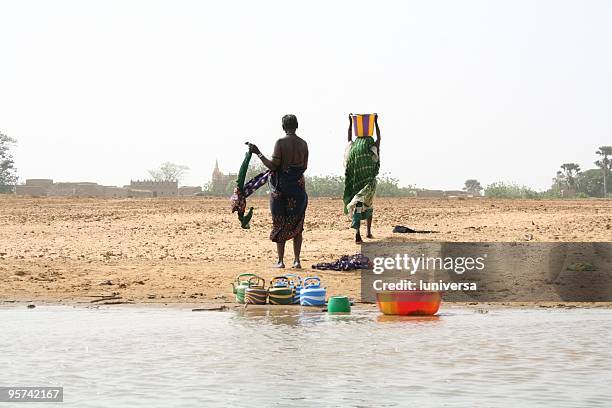 frauen am fluss niger - niger river stock-fotos und bilder