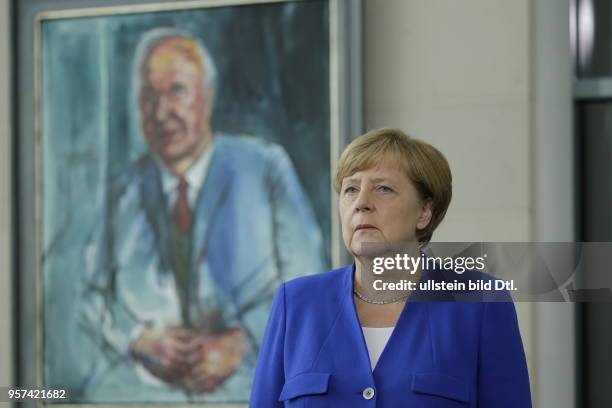 Bundeskanzlerin Angela Merkel, Deutschland, Berlin, Bundeskanzleramt , Trauer um Bundeskanzler a.D. Helmut Kohl. Eintragung von Bundespräsident...