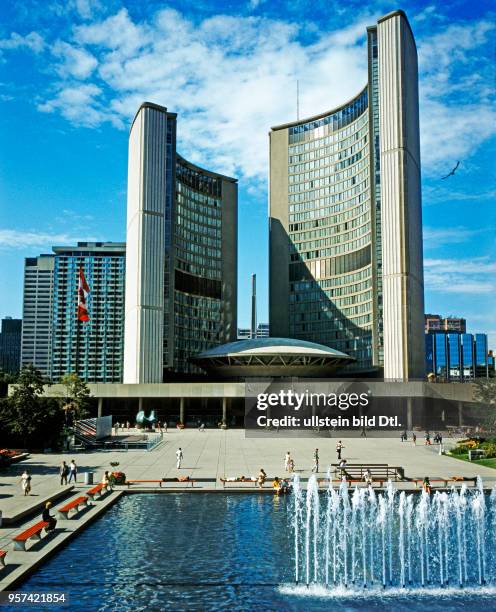 Das Neue Rathaus am Nathan Phillips Square in Toronto, vom finnischen Meister-Architekten Revell entworfen, versinnbildlicht die Oeffnung zur Welt...