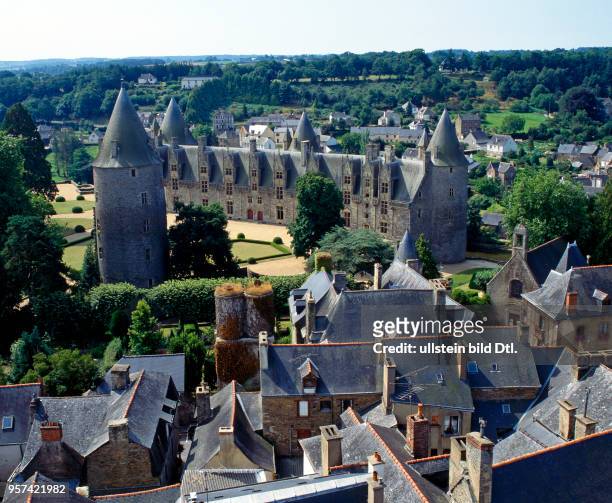 Blick auf das mittelalterlich anmutende Josselin mit dem Schloss der berühmten Familie Rohan, dem Chateau de Rohan, in der Bretagne