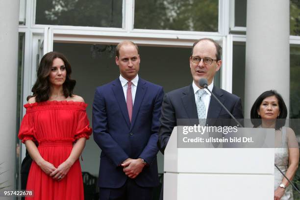 In Berlin - Queen`s Birthday Party - mit Botschafter Sebastian Wood und seiner Frau Sirinat