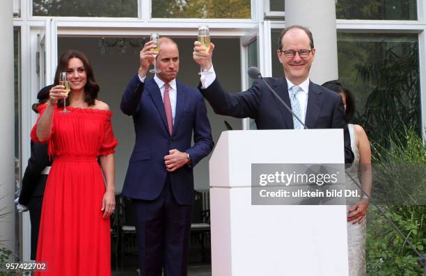 In Berlin - Queen`s Birthday Party - mit Botschafter Sebastian Wood und seiner Frau Sirinat