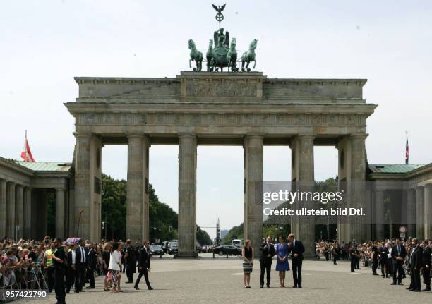 In Berlin - Brandenburger Tor mit Bürgermeister Michael Müller