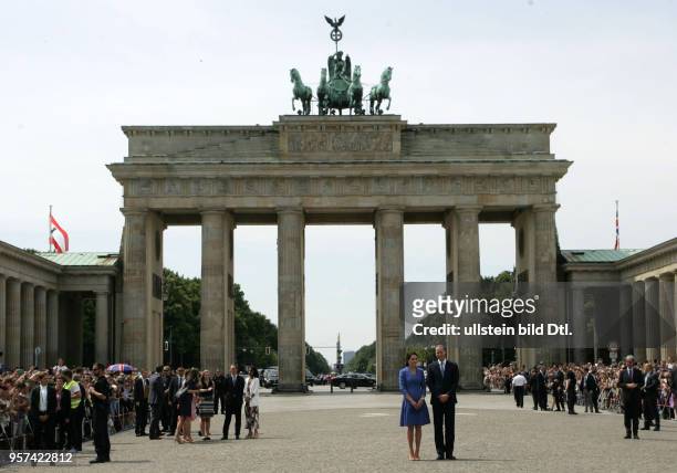 In Berlin - Brandenburger Tor mit Bürgermeister Michael Müller