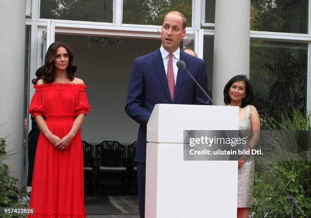 In Berlin - Queen`s Birthday Party - mit Botschafter Sebastian Wood und seiner Frau Sirinat